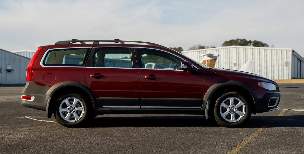 2011 Volvo XC70 3rd Gen - Image 20 of 31