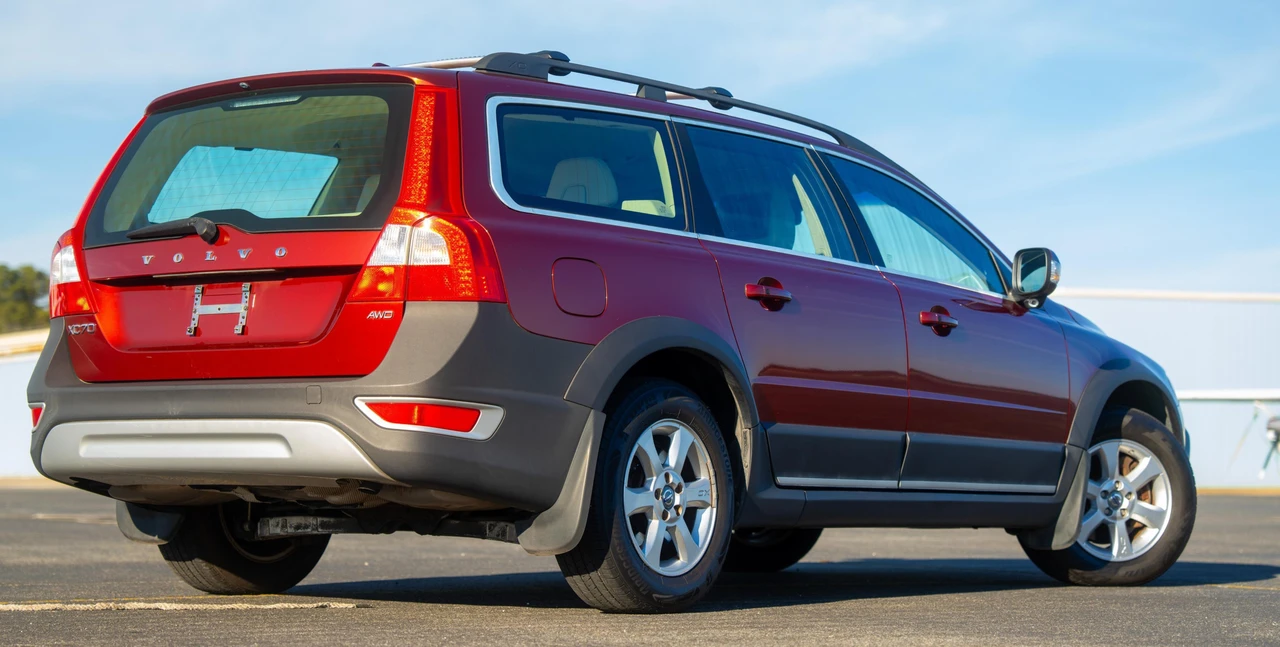 2011 Volvo XC70 3rd Gen - Image 18 of 31