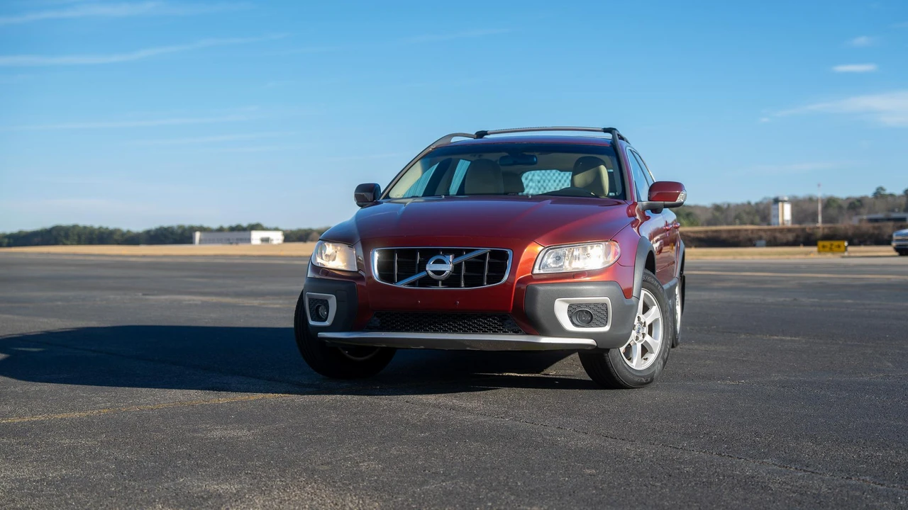 2011 Volvo XC70 3rd Gen - Image 8 of 31