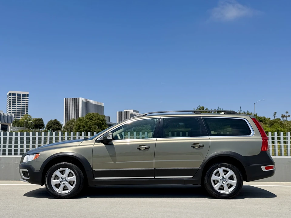 2011 Volvo XC70 3rd Gen - Image 29 of 31