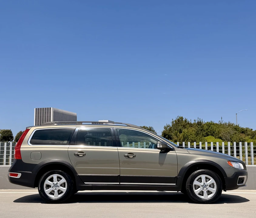 2011 Volvo XC70 3rd Gen - Image 13 of 31