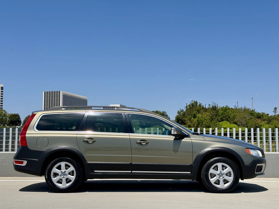 2011 Volvo XC70 3rd Gen - Image 14 of 31