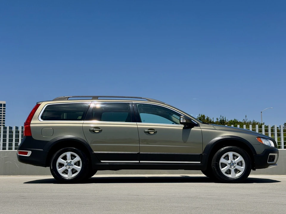 2011 Volvo XC70 3rd Gen - Image 15 of 31