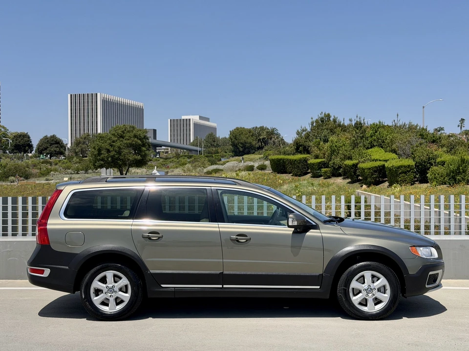 2011 Volvo XC70 3rd Gen - Image 16 of 31