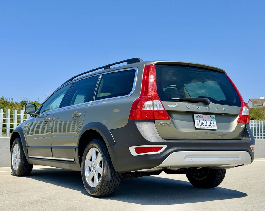 2011 Volvo XC70 3rd Gen - Image 25 of 31