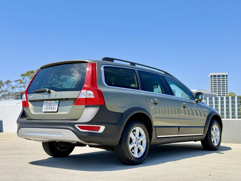 2011 Volvo XC70 3rd Gen - Image 17 of 31