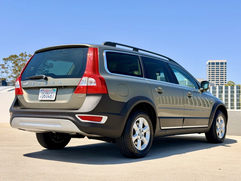 2011 Volvo XC70 3rd Gen - Image 19 of 31