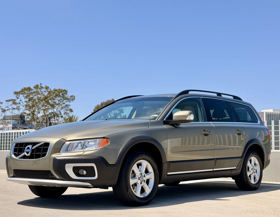 2011 Volvo XC70 3rd Gen - Image 2 of 31