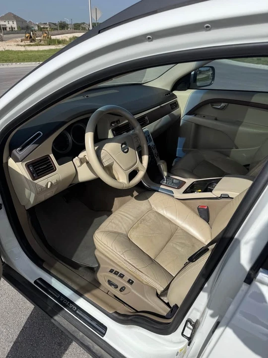 2011 Volvo XC70 3rd Gen - Image 8 of 13