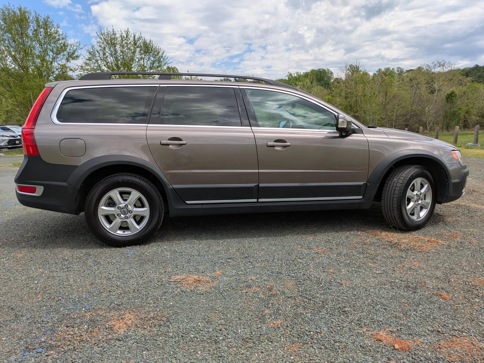 2011 Volvo XC70 3rd Gen - Image 11 of 31