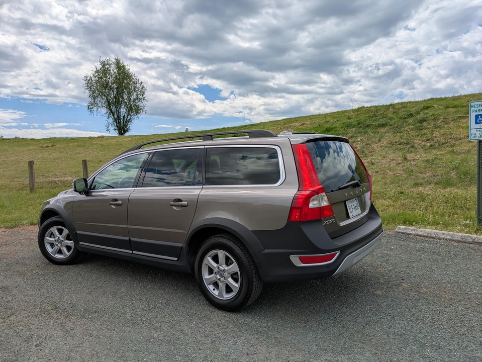 2011 Volvo XC70 3rd Gen - Image 10 of 31