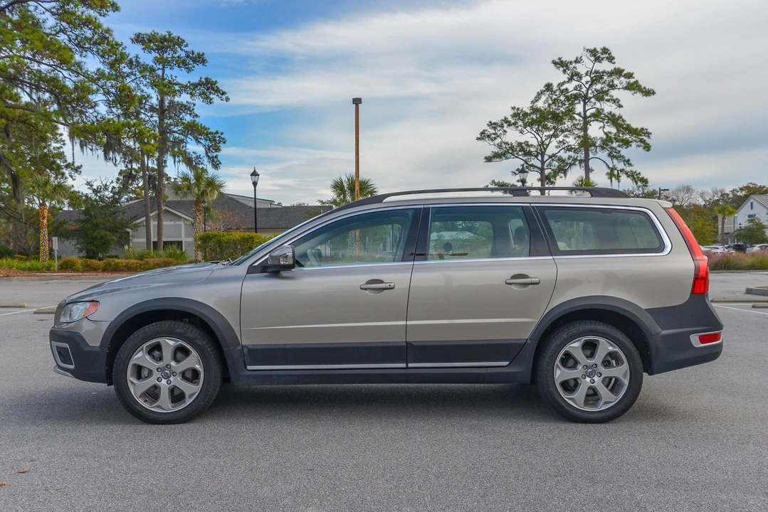 2011 Volvo XC70 3rd Gen - Image 8 of 31