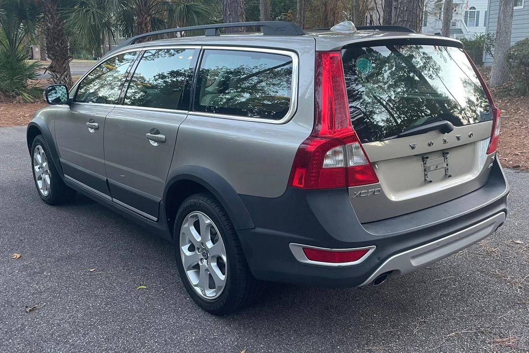 2011 Volvo XC70 3rd Gen - Image 9 of 31