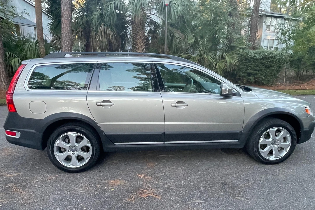 2011 Volvo XC70 3rd Gen - Image 13 of 31