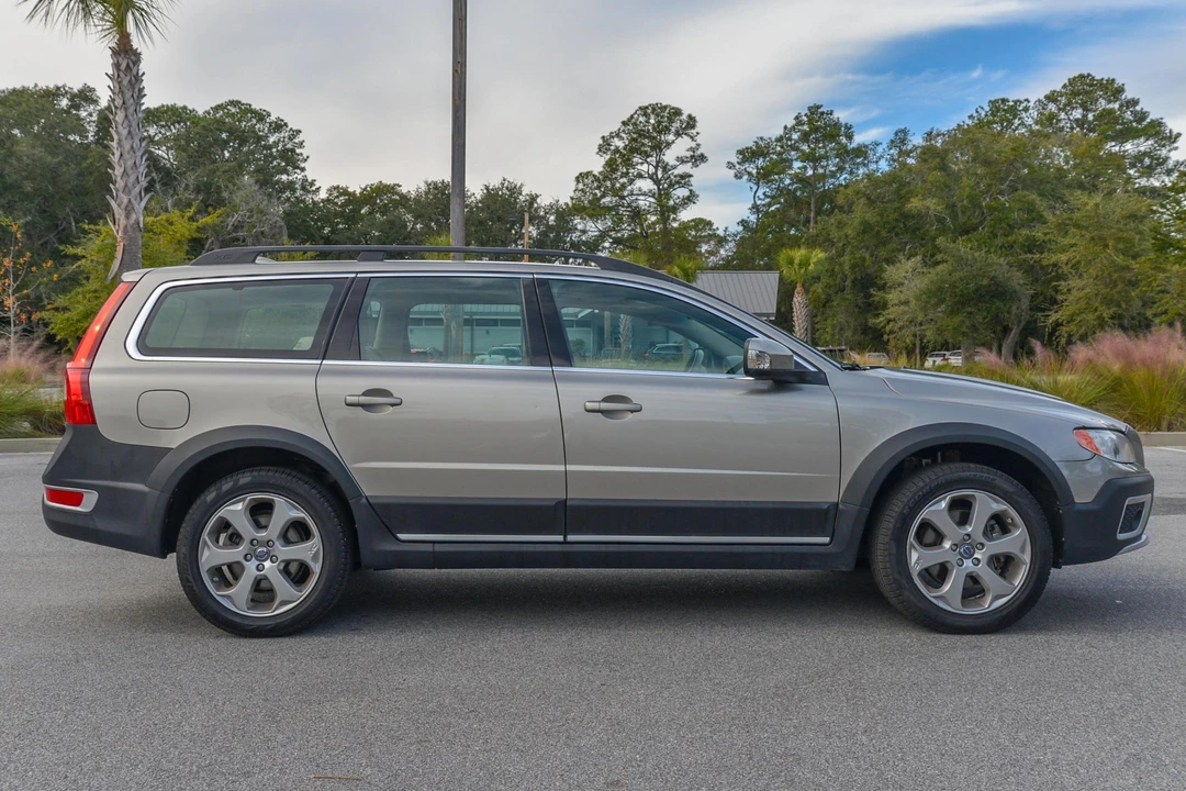 2011 Volvo XC70 3rd Gen - Image 3 of 31