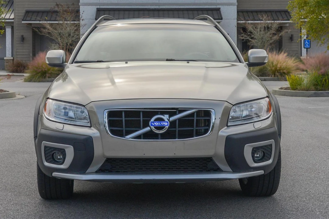 2011 Volvo XC70 3rd Gen - Image 2 of 31