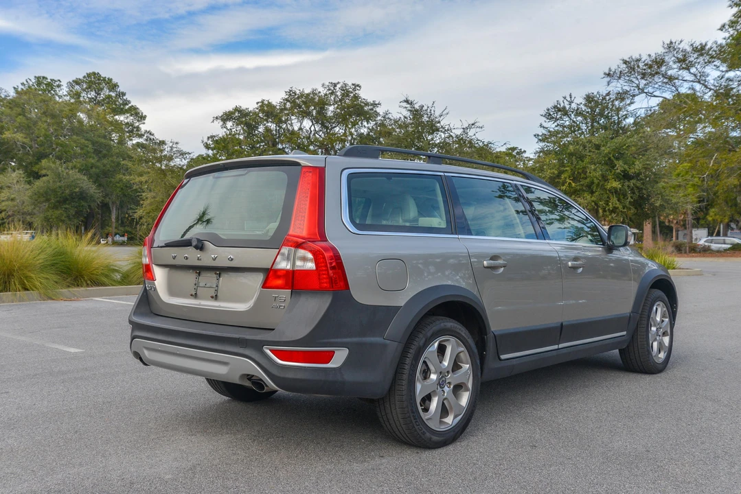 2011 Volvo XC70 3rd Gen - Image 12 of 31