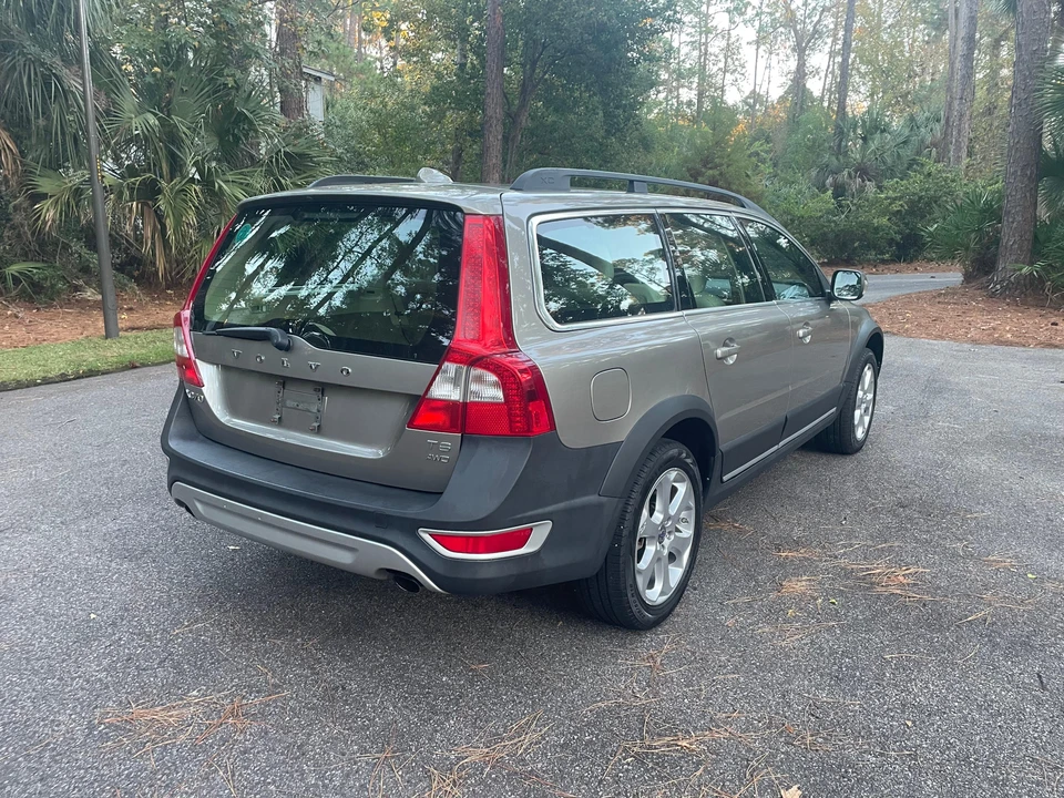 2011 Volvo XC70 3rd Gen - Image 11 of 31