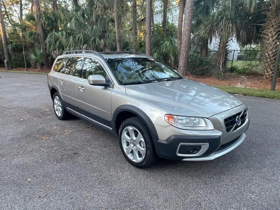2011 Volvo XC70 3rd Gen - Image 15 of 31