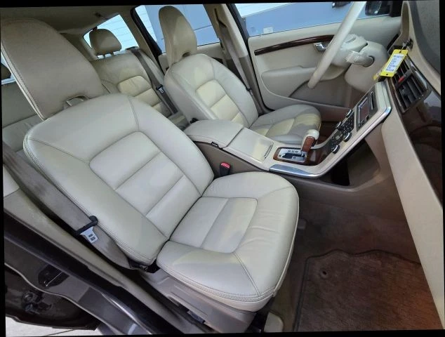 2011 Volvo XC70 3rd Gen - Image 19 of 31