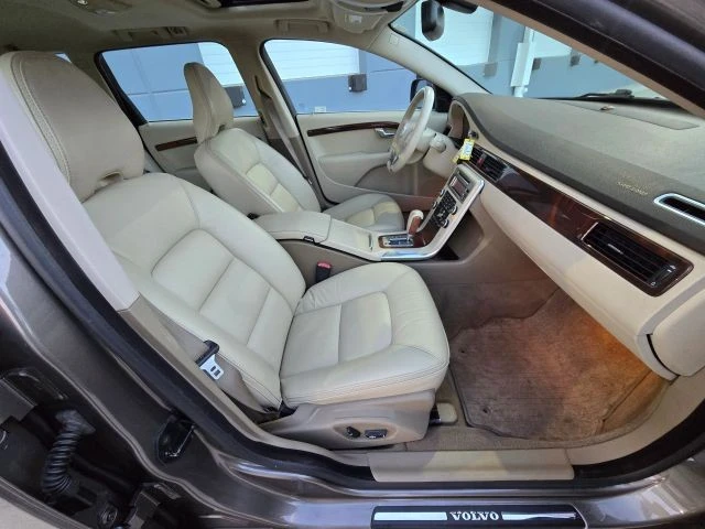 2011 Volvo XC70 3rd Gen - Image 18 of 31