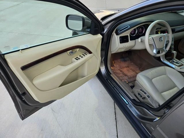 2011 Volvo XC70 3rd Gen - Image 10 of 31