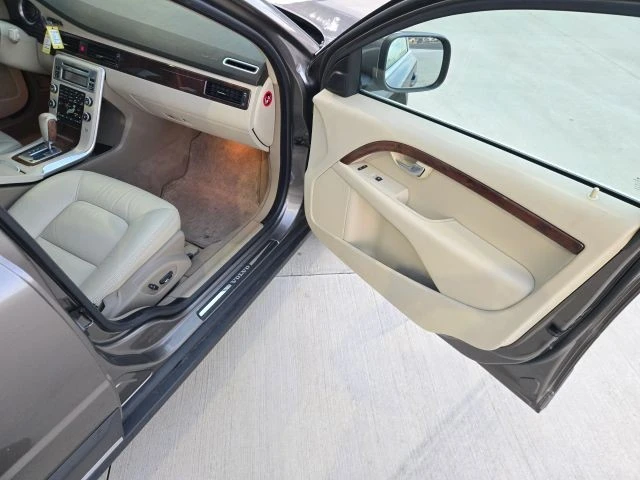 2011 Volvo XC70 3rd Gen - Image 17 of 31