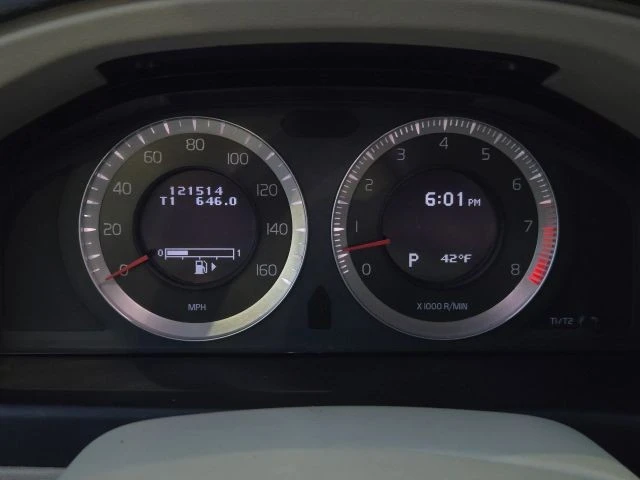 2011 Volvo XC70 3rd Gen - Image 28 of 31