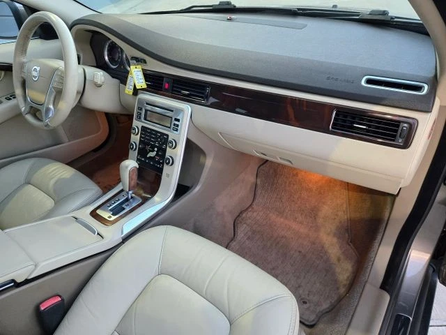 2011 Volvo XC70 3rd Gen - Image 2 of 31