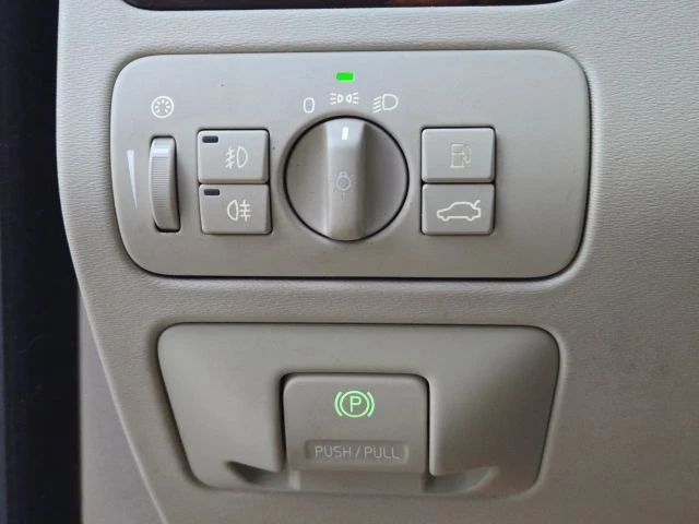 2011 Volvo XC70 3rd Gen - Image 30 of 31