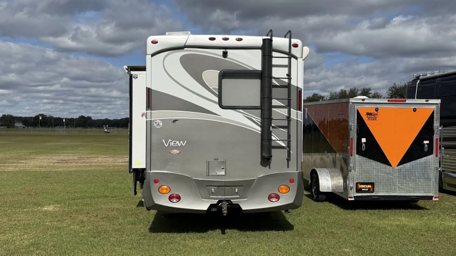 2011 Winnebago - Image 4 of 17