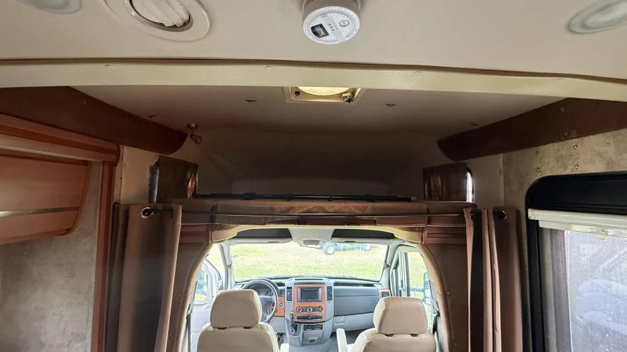 2011 Winnebago - Image 8 of 17