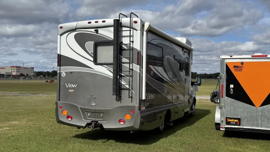 2011 Winnebago - Image 2 of 17