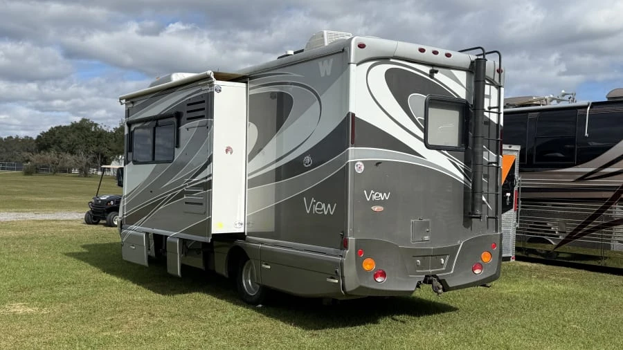 2011 Winnebago - Image 5 of 17