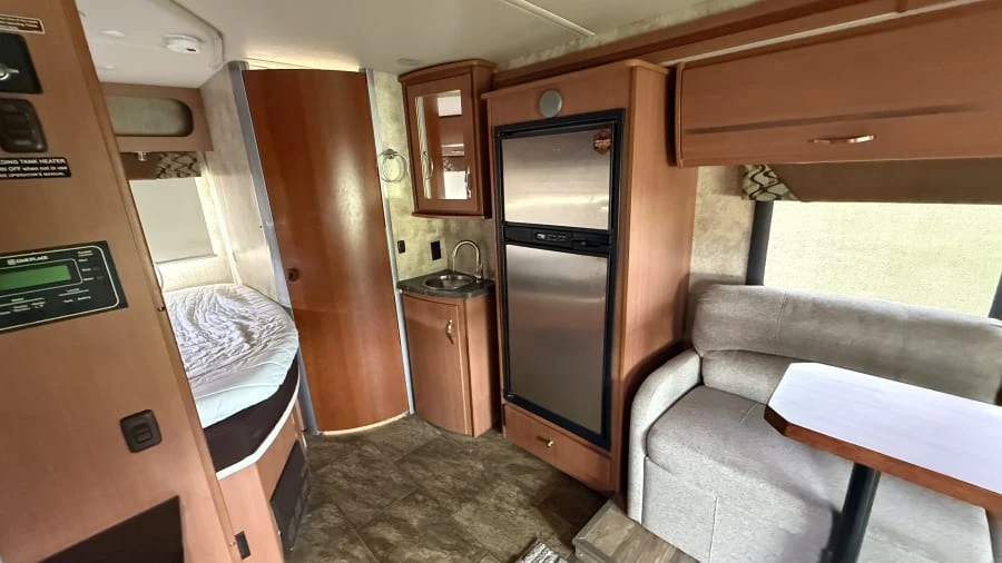 2011 Winnebago - Image 10 of 17