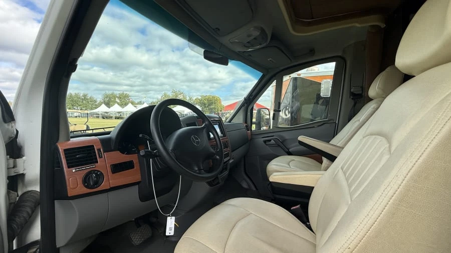 2011 Winnebago - Image 6 of 17