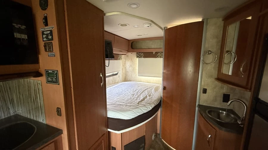 2011 Winnebago - Image 14 of 17