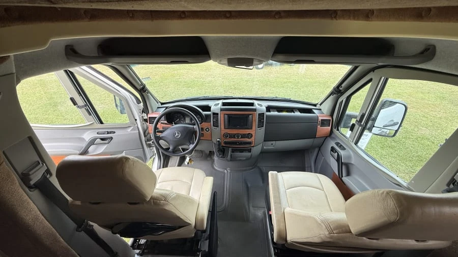 2011 Winnebago - Image 7 of 17