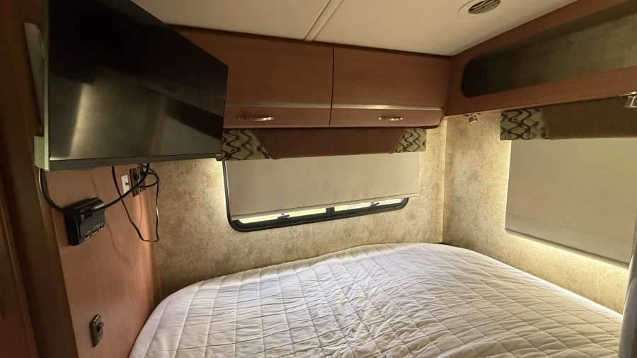 2011 Winnebago - Image 9 of 17