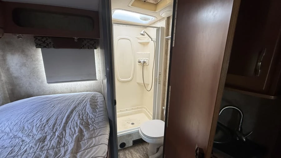 2011 Winnebago - Image 11 of 17