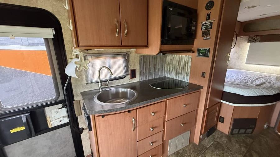2011 Winnebago - Image 12 of 17