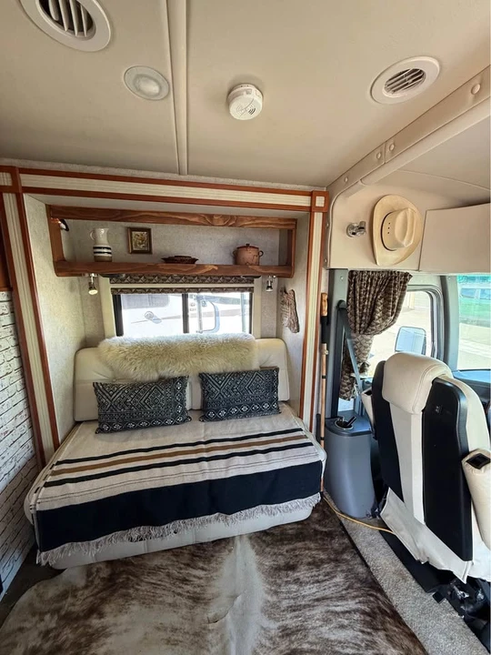 2011 Winnebago - Image 8 of 13