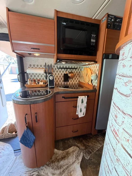 2011 Winnebago - Image 11 of 13