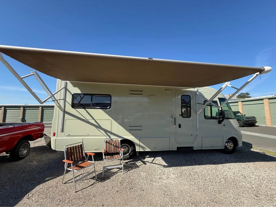 2011 Winnebago - Image 2 of 13