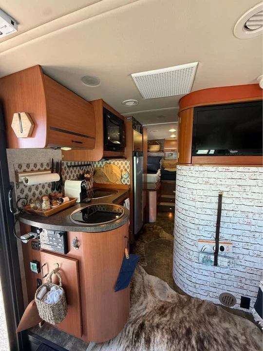 2011 Winnebago - Image 9 of 13