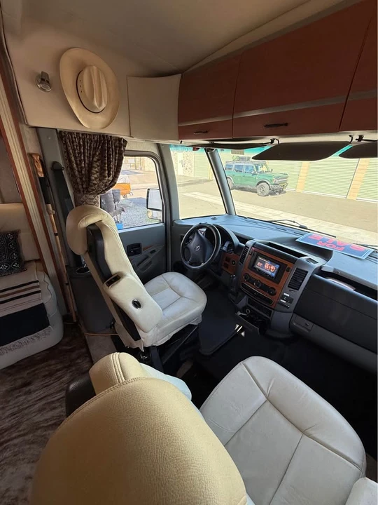 2011 Winnebago - Image 10 of 13