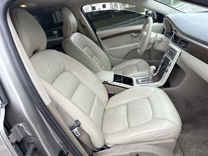 2011 Volvo XC70 3rd Gen - Image 16 of 21