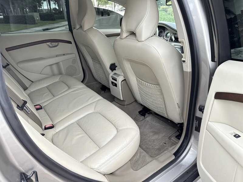 2011 Volvo XC70 3rd Gen - Image 17 of 21