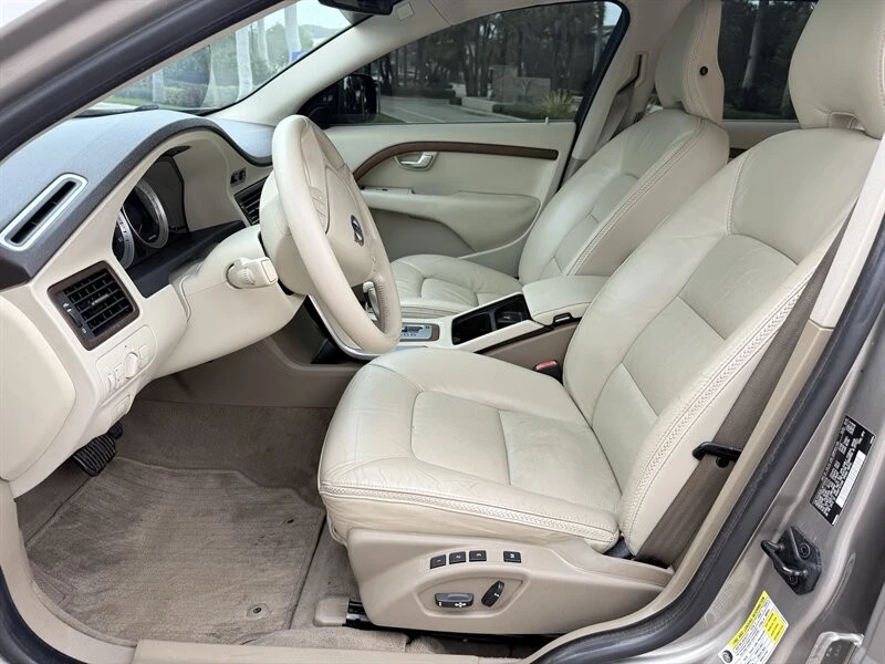 2011 Volvo XC70 3rd Gen - Image 14 of 21