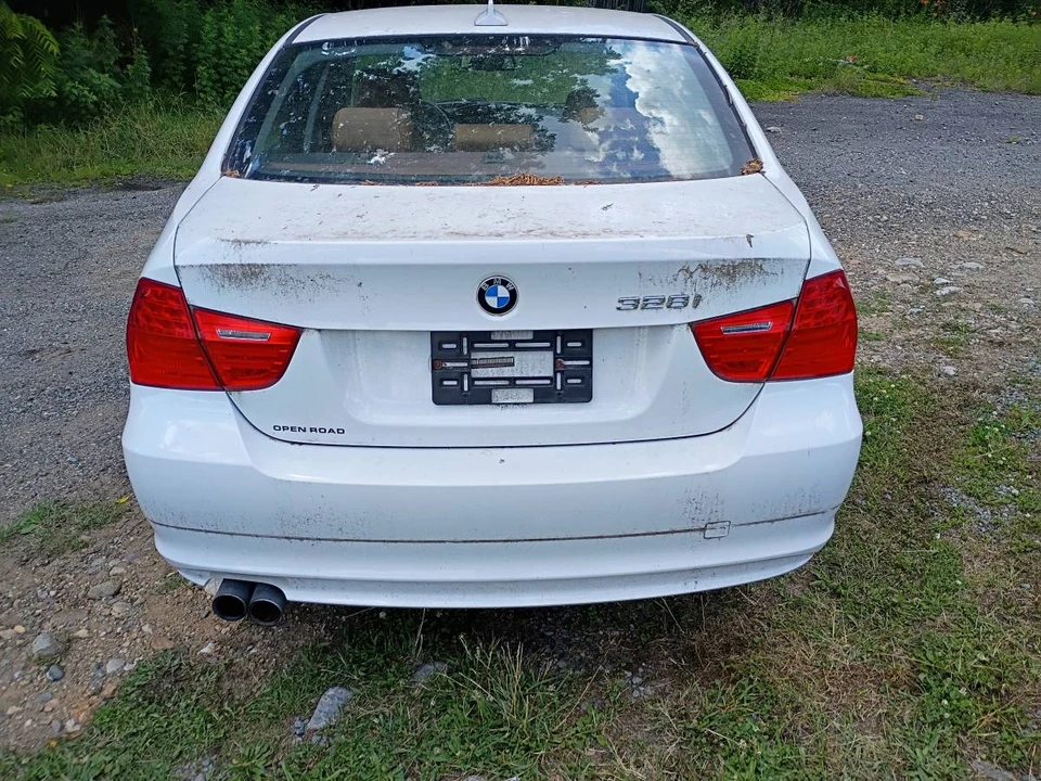 2011 BMW E90 3 Series Sedan - Image 4 of 8